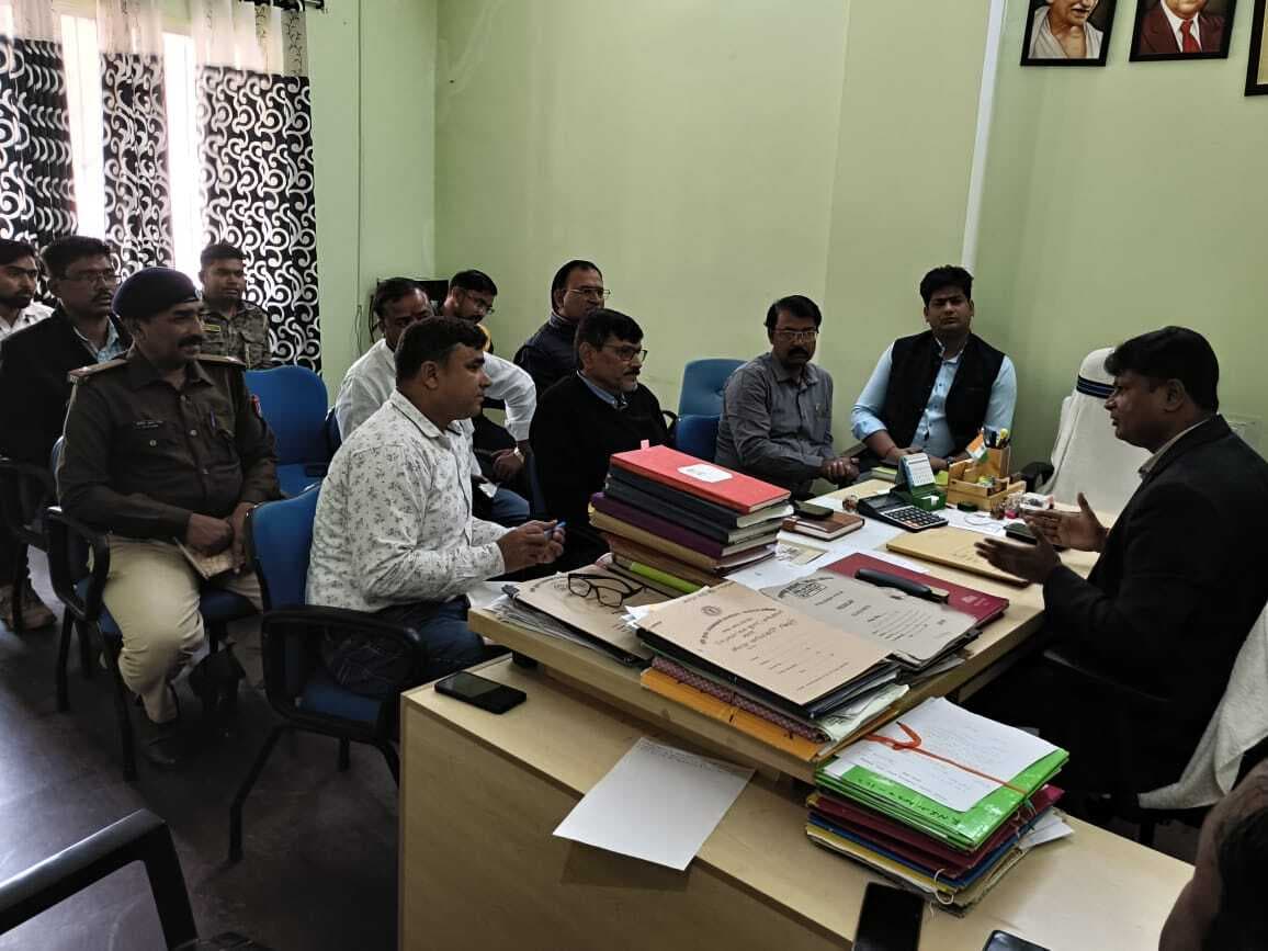 Giridih News: जल्द करें सड़क किनारे लगे पोल व ट्रांसफॉर्मर की शिफ्टिंग : एसडीएम