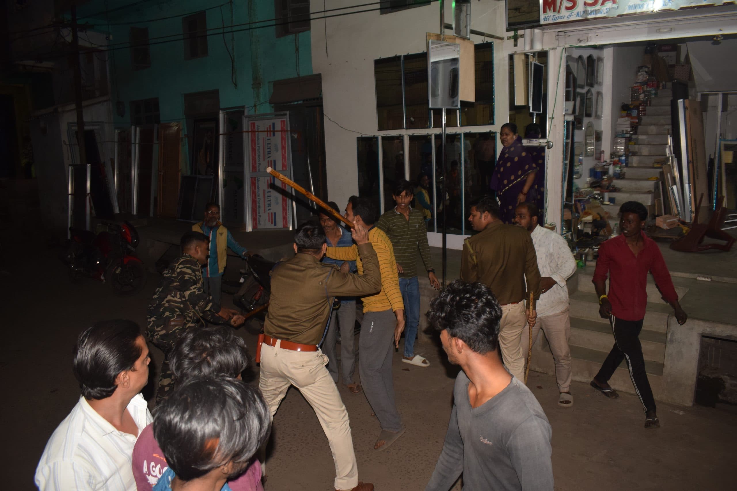 Dhanbad News : झरिया में छेड़खानी को ले दो पक्षों में मारपीट, पुलिस ने किया लाठीचार्ज