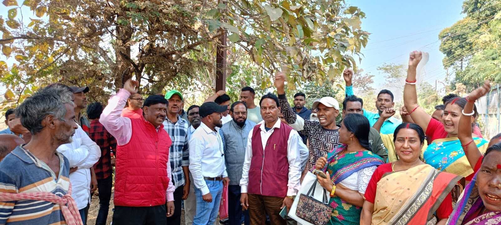 Dhanbad News: विस्थापितों ने पंचेत में सोलर पावर प्लांट निर्माण का किया विरोध