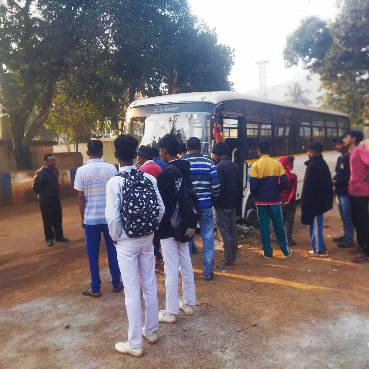 Chaibasa News : बच्चों व शिक्षकों से भरी बस दुर्घटनाग्रस्त, चीख-पुकार मची