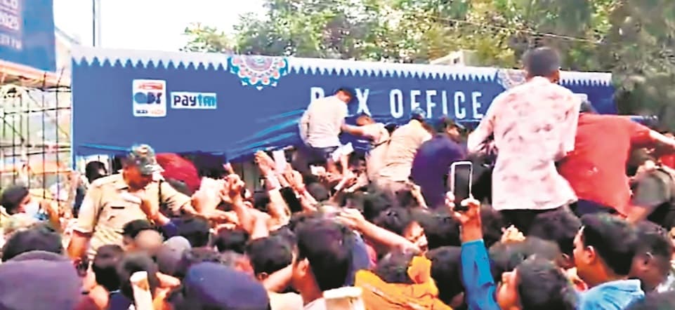 Bhubaneswar News: कतार में खड़े थे 50 हजार लोग, कटक में भारत-इंग्लैंड मैच के टिकट के लिए भगदड़