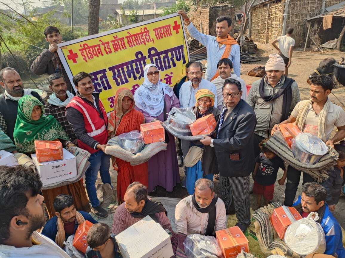 रेडक्रॉस सोसाइटी ने अग्निपीड़ितों के बीच वितरित की राहत सामग्री