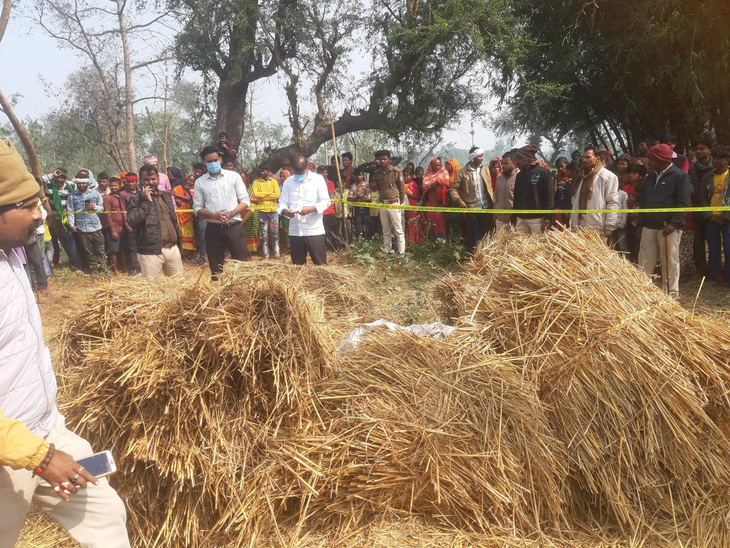 हत्या कर पुआल के ढ़ेर में छुपा दिया शव