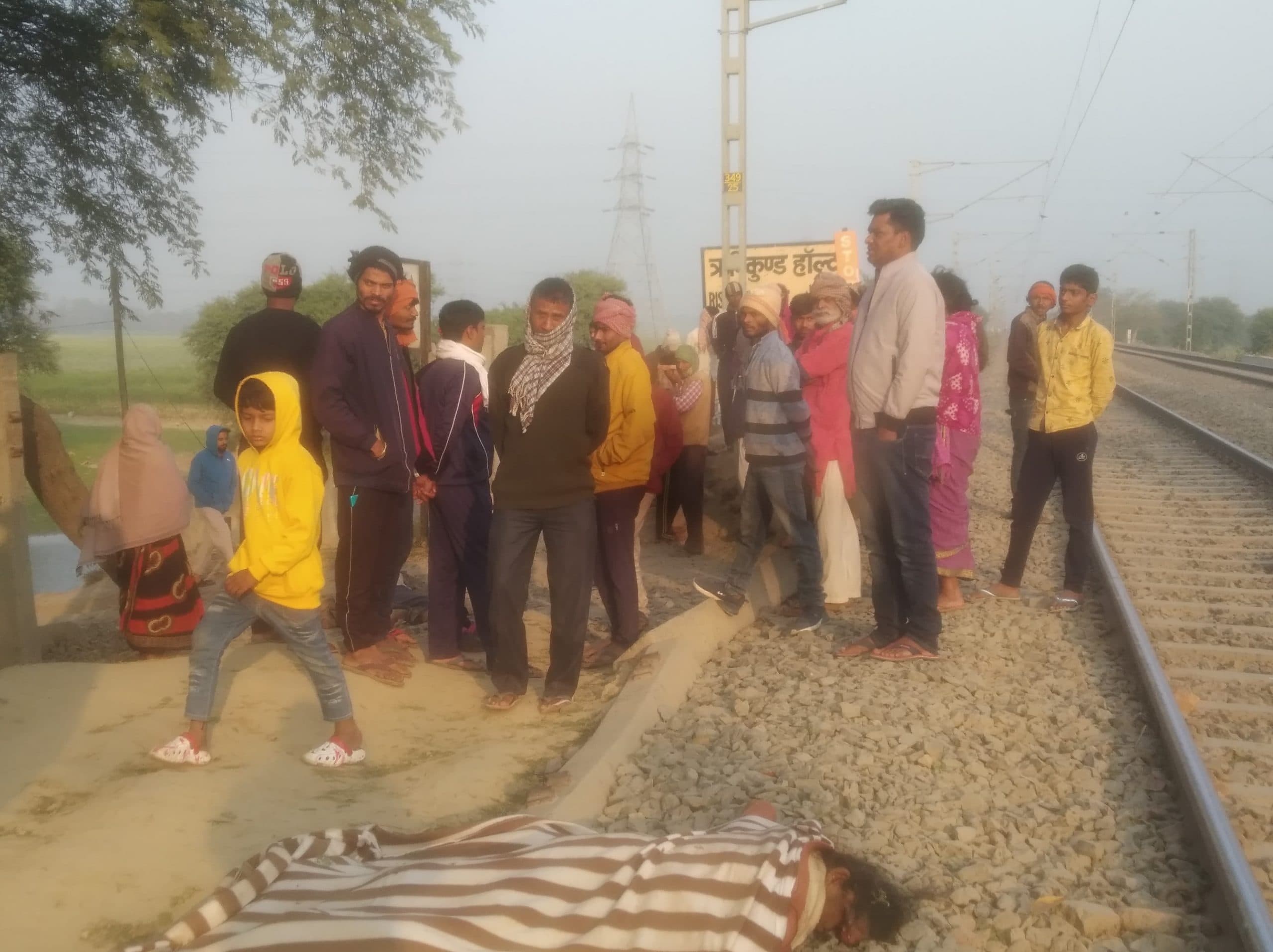 गया-हावड़ा एक्सप्रेस की चपेट में आने से दो महिला समेत तीन लोगों की मौत