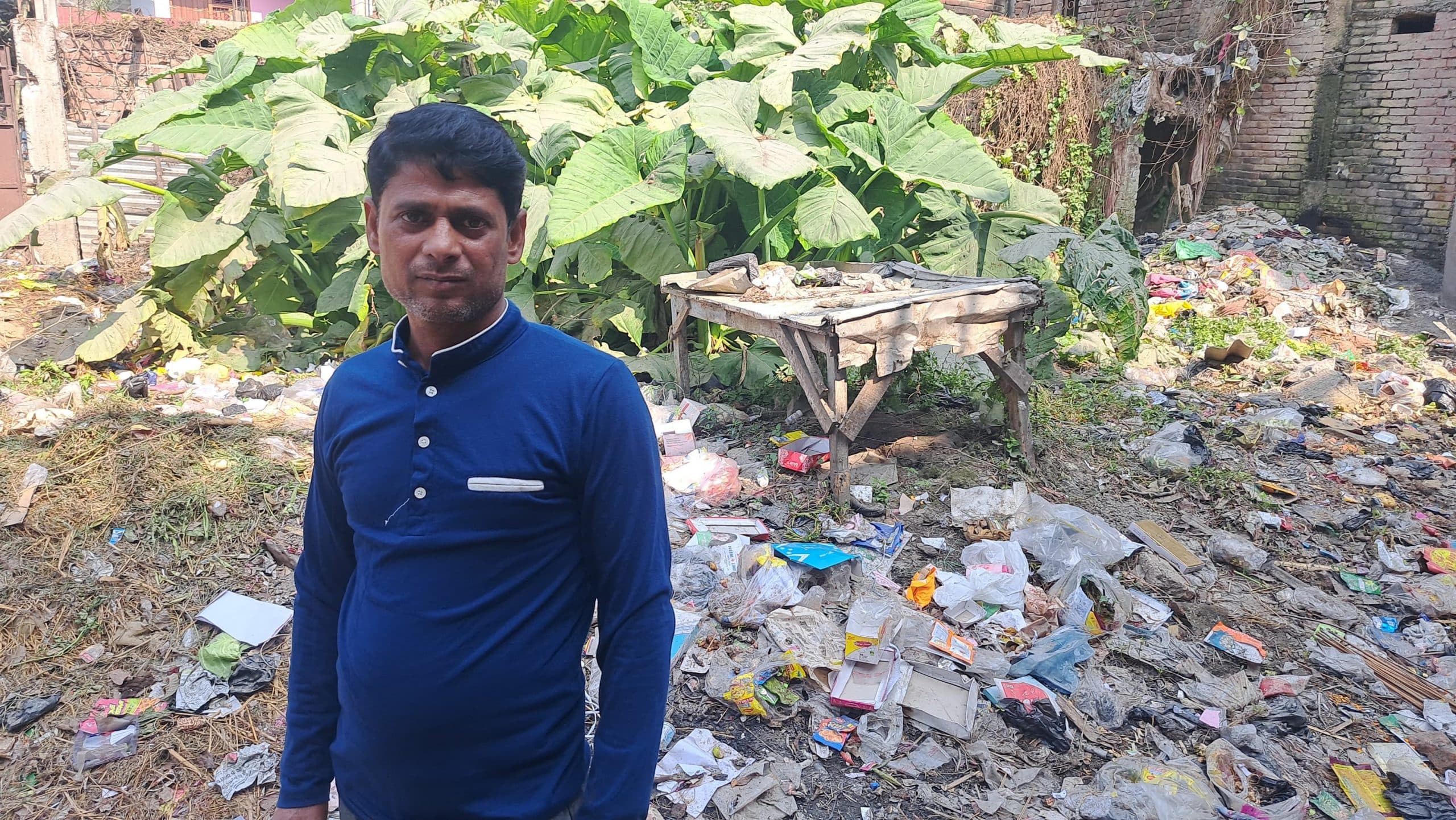 कोढ़ा के वार्ड संख्या पांच में कचरे का लगा है ढेर, स्थानीय लोग परेशान