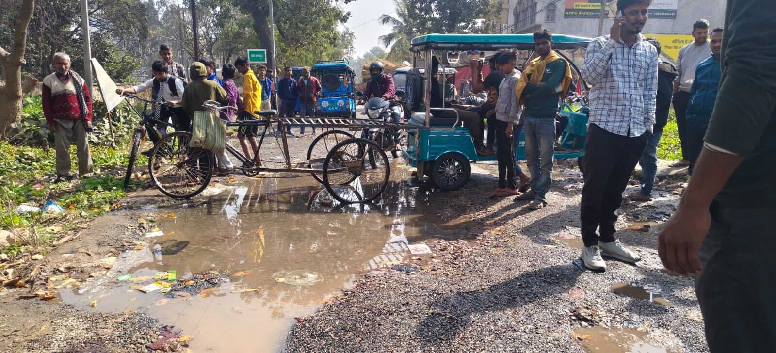 सड़क मरम्मती की मांग को लेकर ऑटो व टोटो चालकों ने मुंगेर-सीताकुंड मार्ग को किया जाम