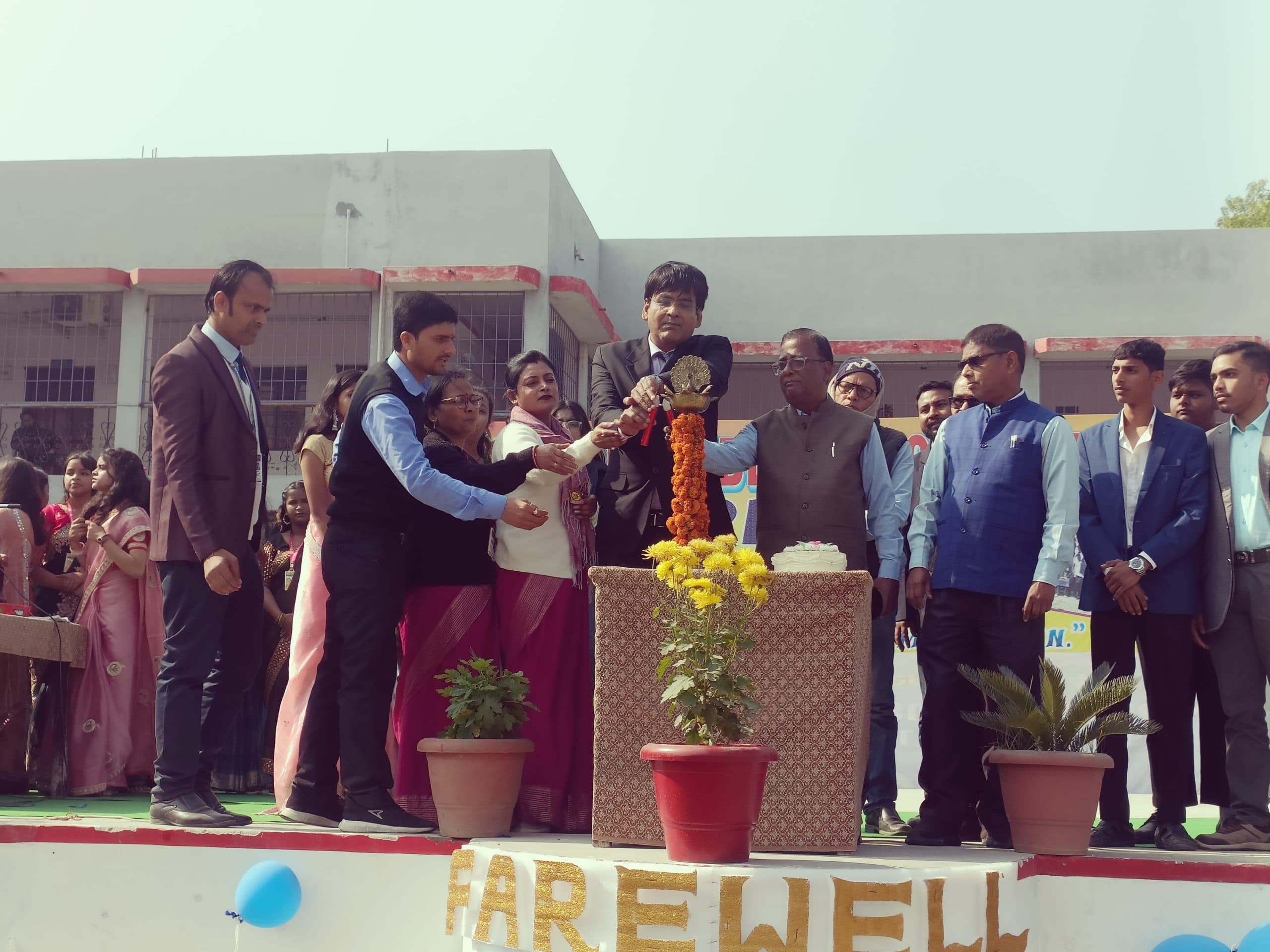 समारोह आयोजित कर वर्ग दशम के छात्र-छात्राओं को दी गयी विदाई