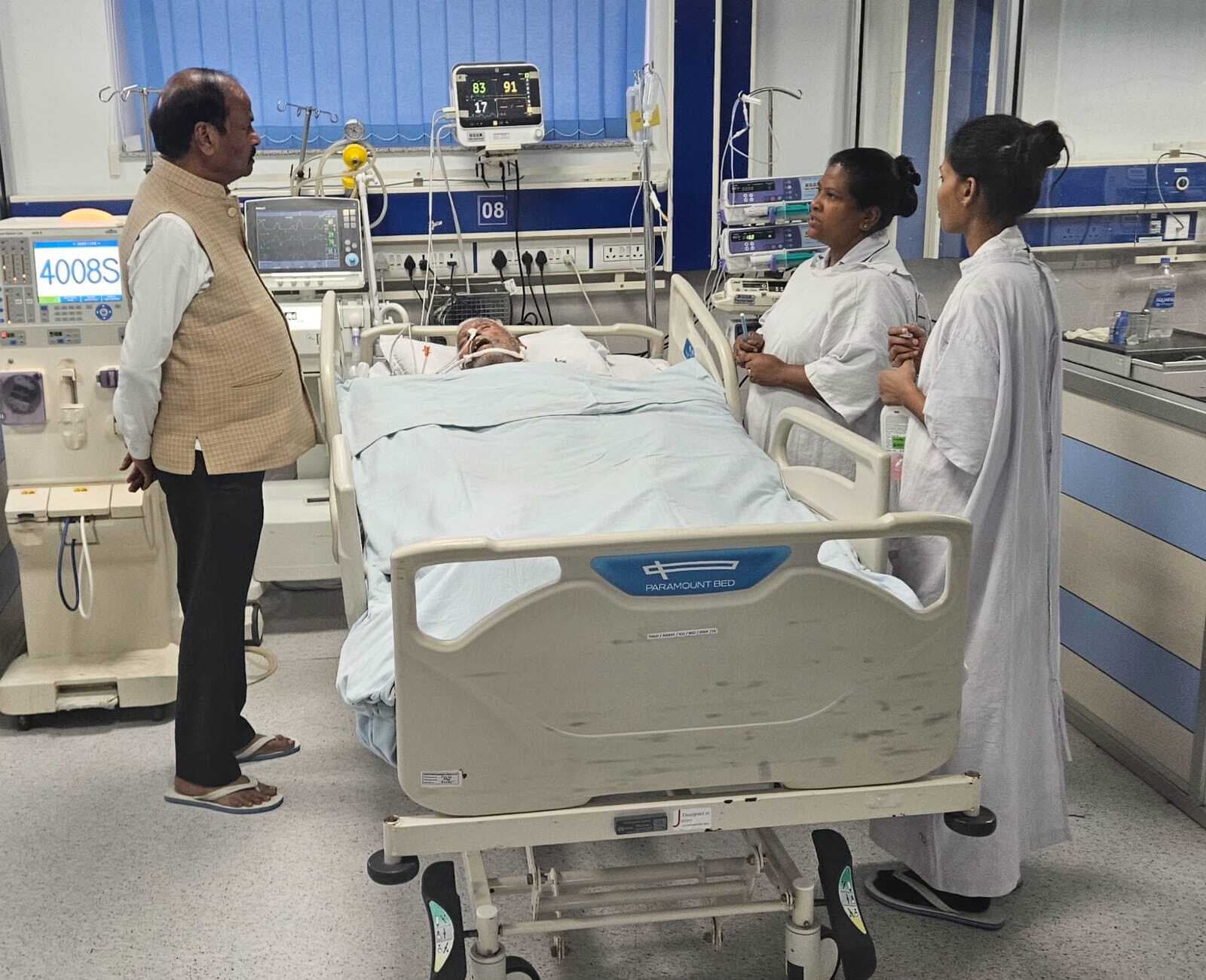 Jamshedpur News : भाजपा नेता सच्चिदानंद वेंटिलेटर पर, रघुवर ने अस्पताल पहुंच कर जाना हाल