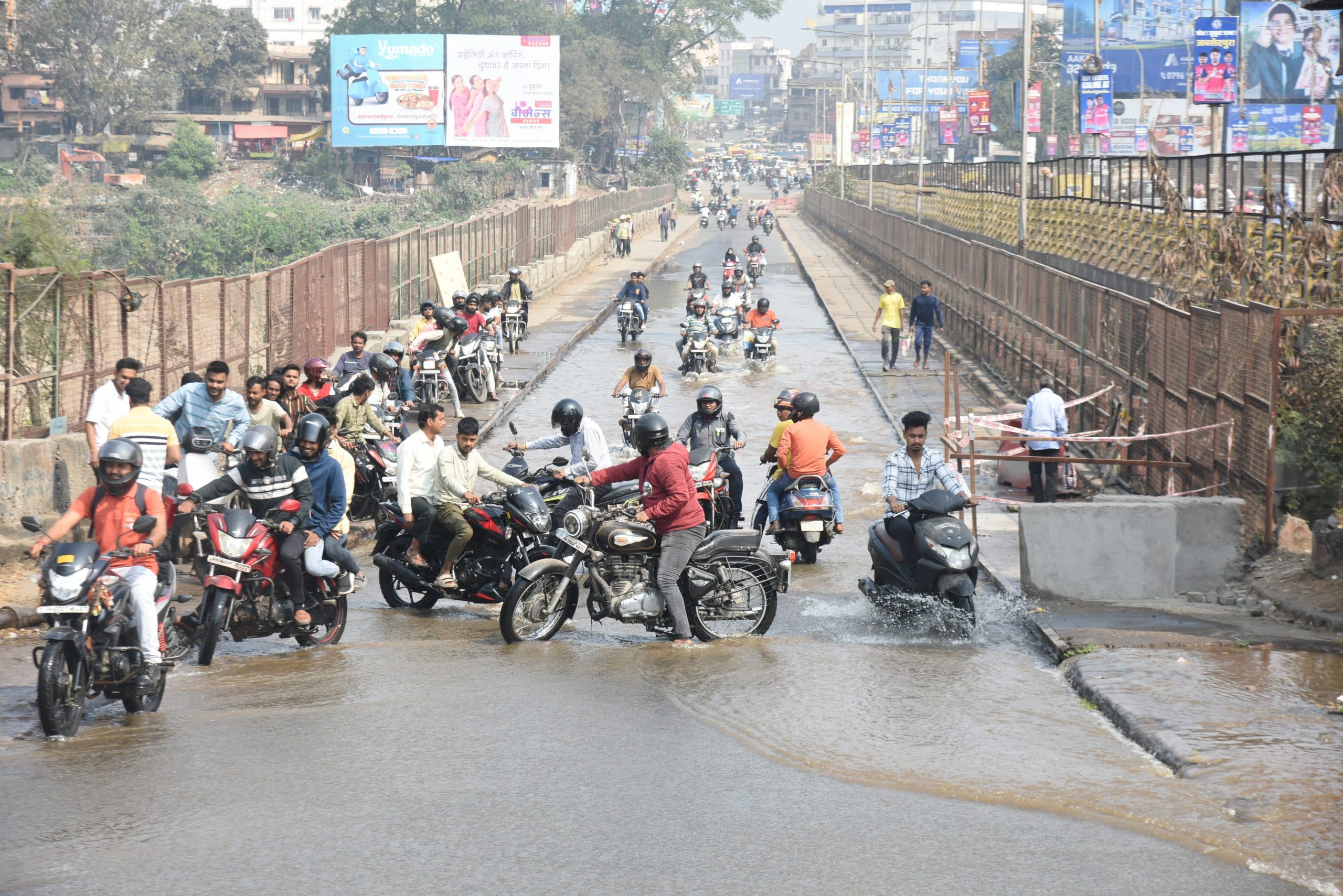 Jamshedpur news. मानगो में टाटा स्टील यूआइएसएल का पाइप फटा, सड़क जाम की स्थिति, जलापूर्ति प्रभावित
