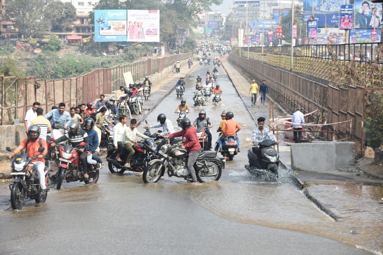 Jamshedpur news. मानगो में टाटा स्टील यूआइएसएल का पाइप फटा, सड़क जाम की स्थिति, जलापूर्ति प्रभावित