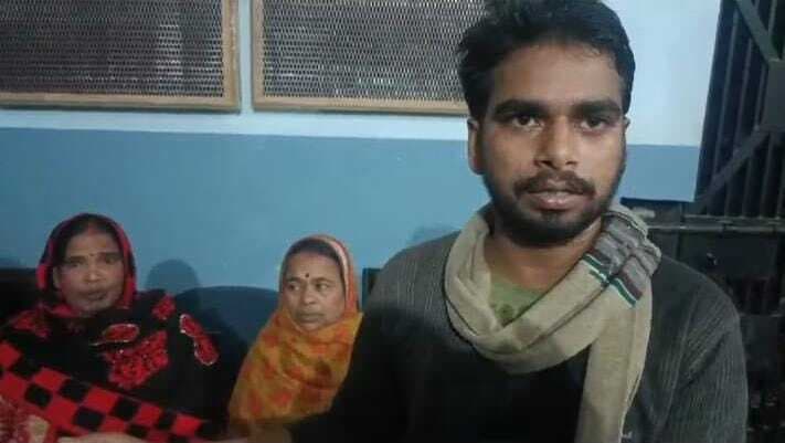 सिगरेट का पैसा मांगने पर दुकानदार व उसकी मां के साथ मारपीट