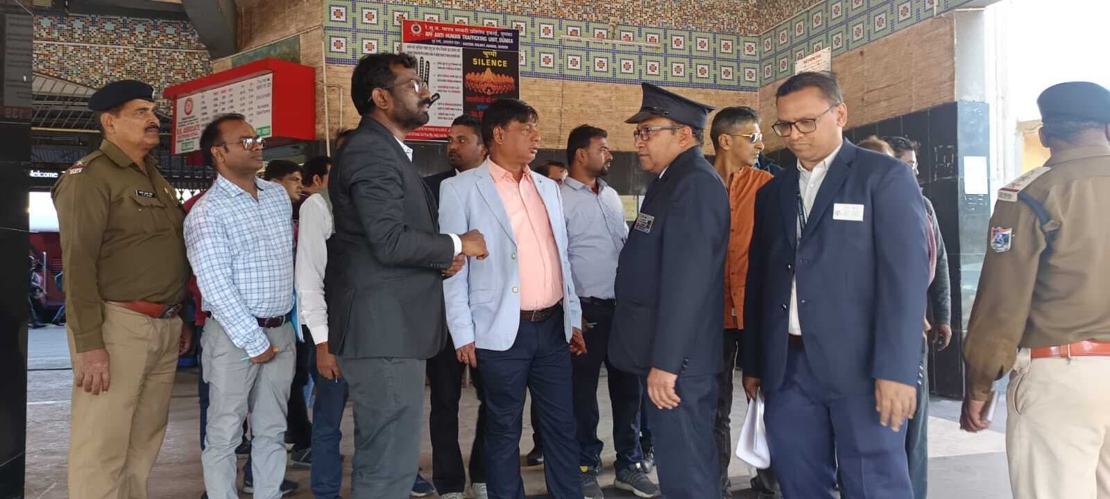 पूर्व रेलवे के पीसीसीएम ने किया स्टेशन का औचक निरीक्षण