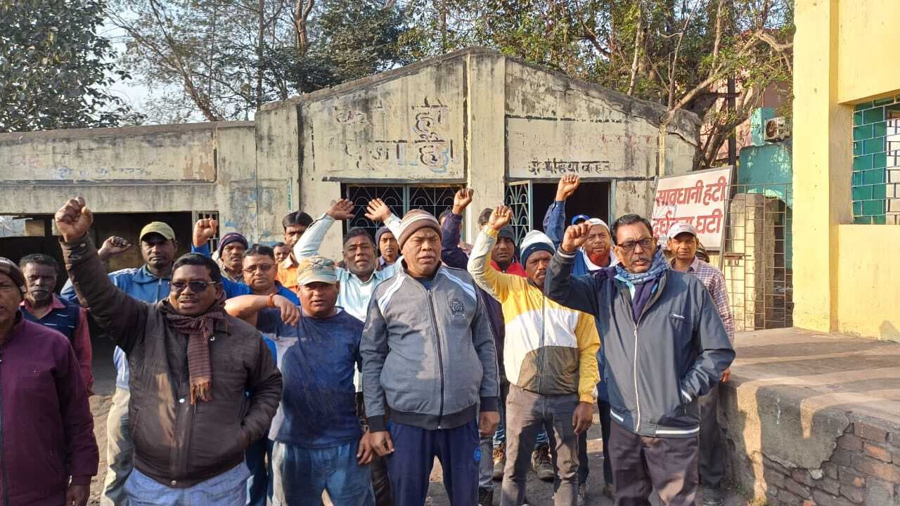 Deoghar news : आम बजट को बताया मजदूर व किसान विरोधी,  यूनाइटेड कोल वर्कर्स यूनियन ने किया विरोध-प्रदर्शन