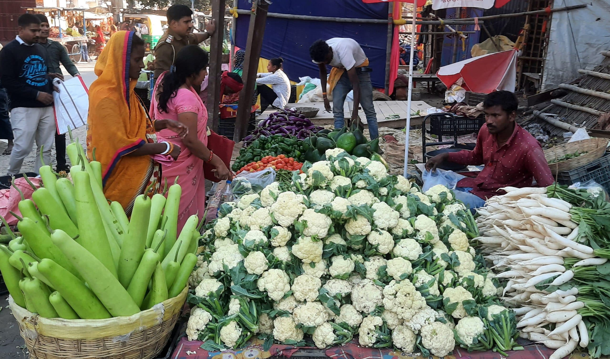 स्थायी सब्जी मंडी नहीं बसायी, सड़क किनारे कारोबार, गंदगी बेशुमार
