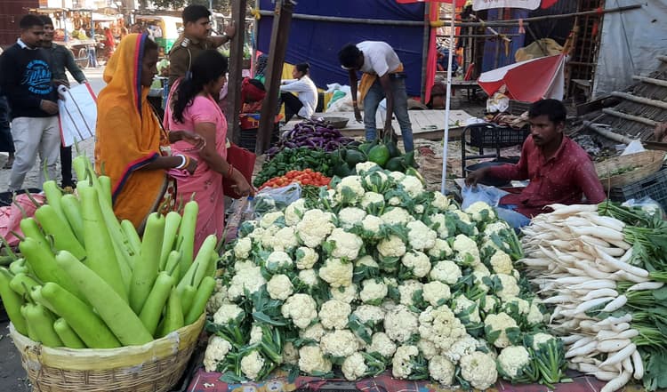 स्थायी सब्जी मंडी नहीं बसायी, सड़क किनारे कारोबार, गंदगी बेशुमार