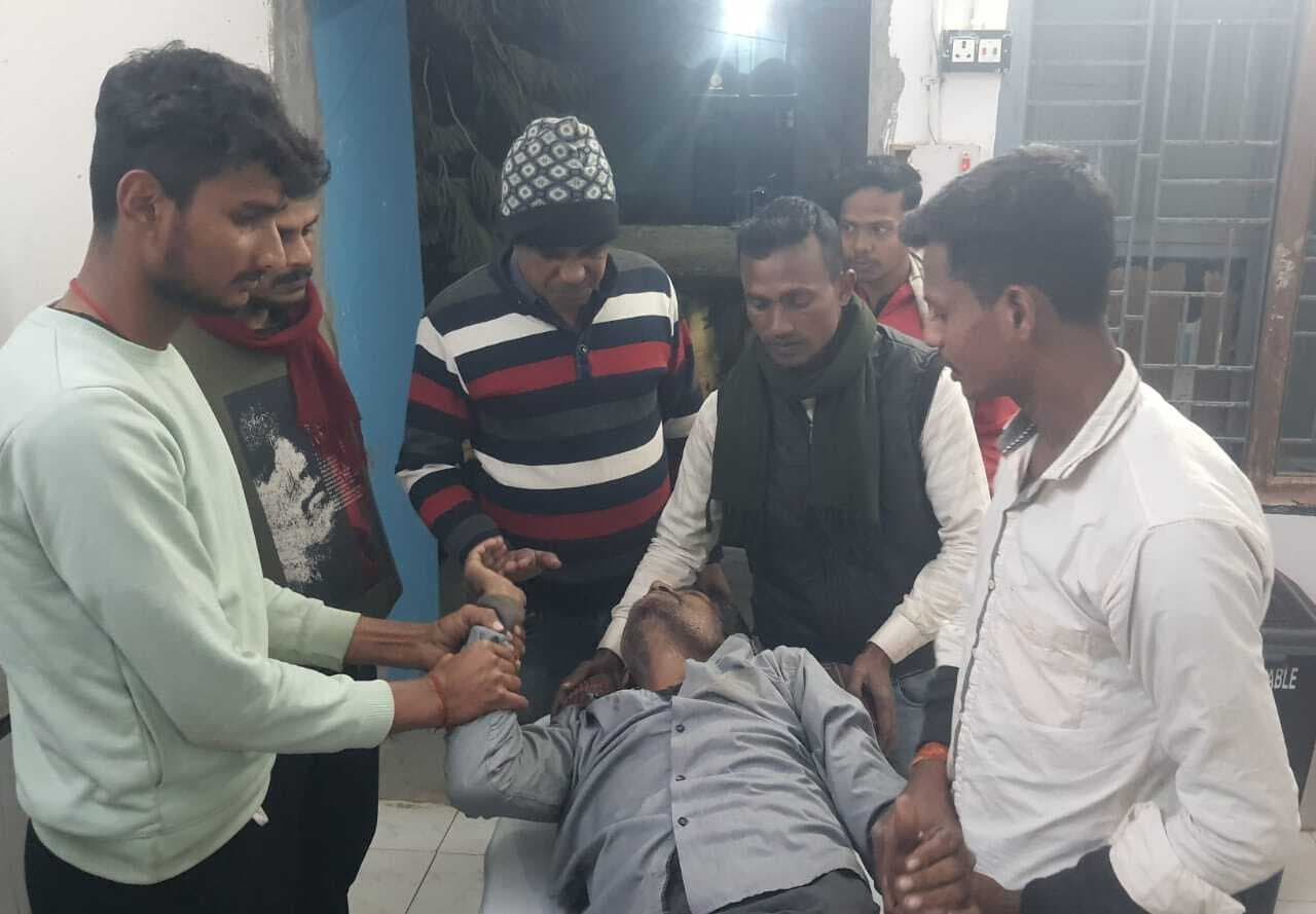 अनियंत्रित बाइक के धक्का से युवक का टूटा पैर, देवघर रेफर