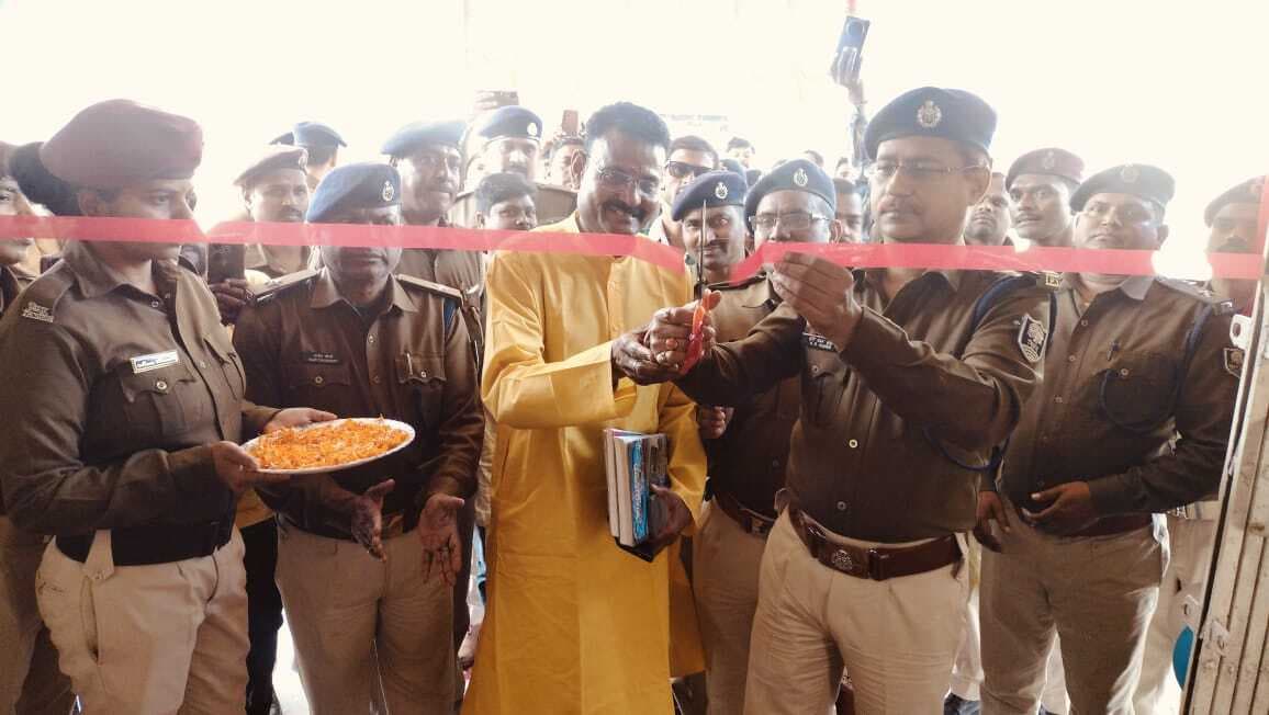 एसपी ने किया नवनिर्मित रेल थाना भवन सह बैरक का उद्घाटन