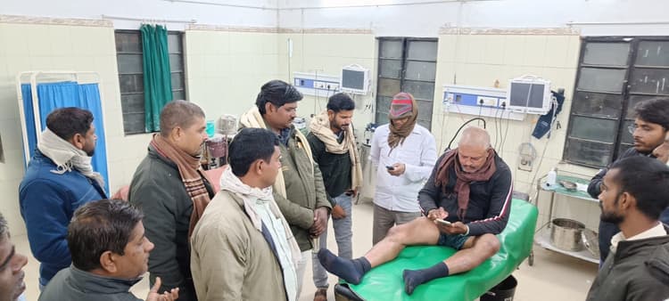 ग्राहक सेवा केंद्र लूटकर भाग रहे अपराधियों ने पूर्व मुखिया को मारी गोली