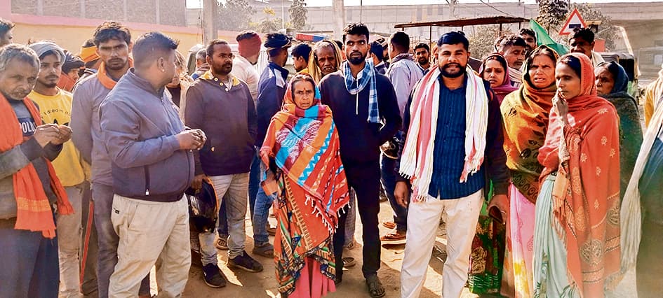 फायरिंग और मारपीट में तीन जख्मी, थाने का घेराव