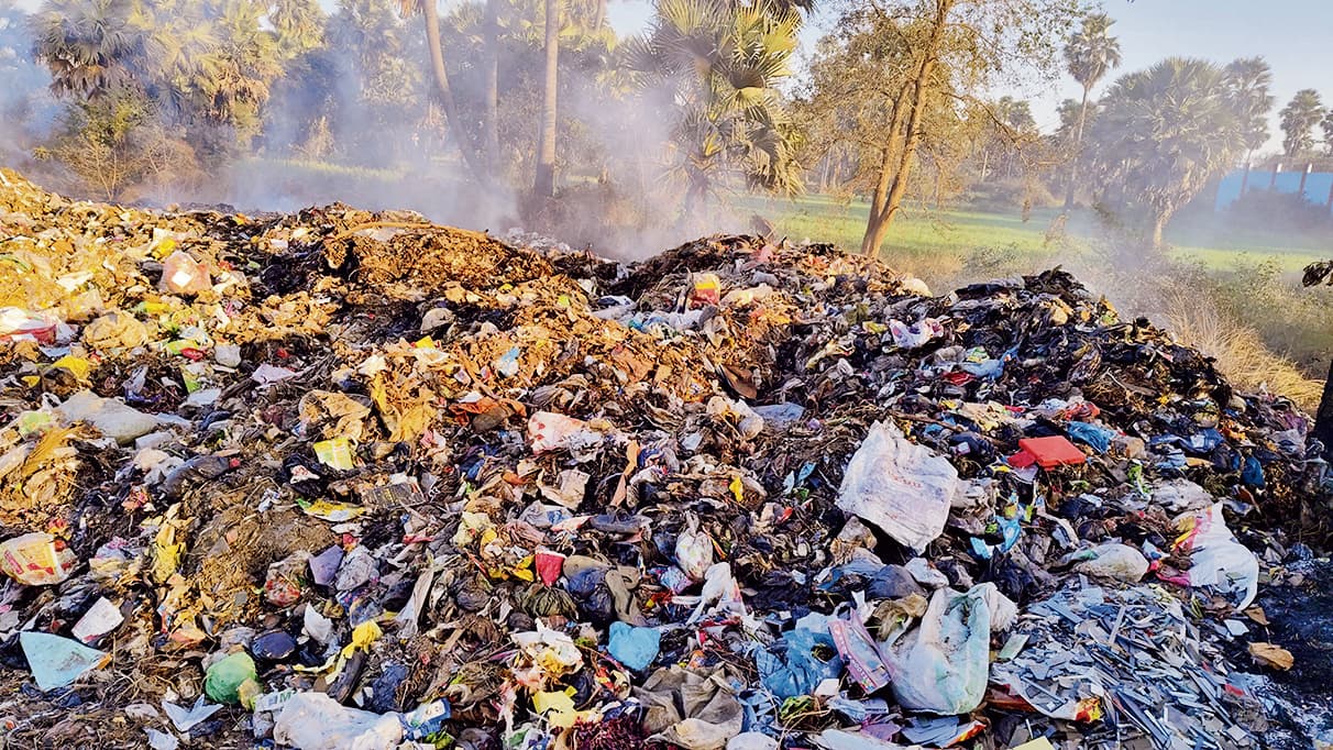 कभी इधर तो कभी उधर सड़क किनारे फेंका जा रहा है शहर से निकलने वाला कूड़ा