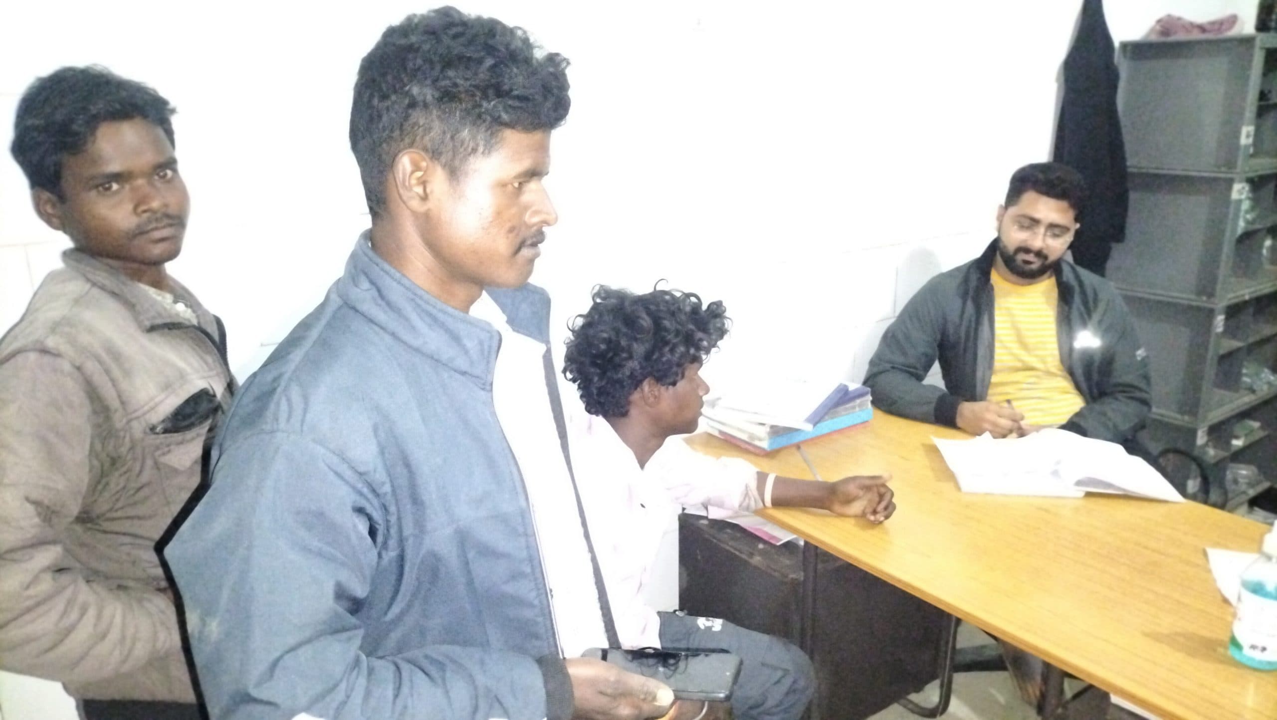 Deoghar news : एंबुलेंस के इंतजार में तीन घंटे दर्द से तड़पते रहे आदिवासी दंपती