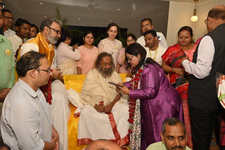 Bokaro News : आध्यात्मिक गुरु श्री श्री रविशंकर ने बोकारो में शिष्यों को दिया आशीर्वाद