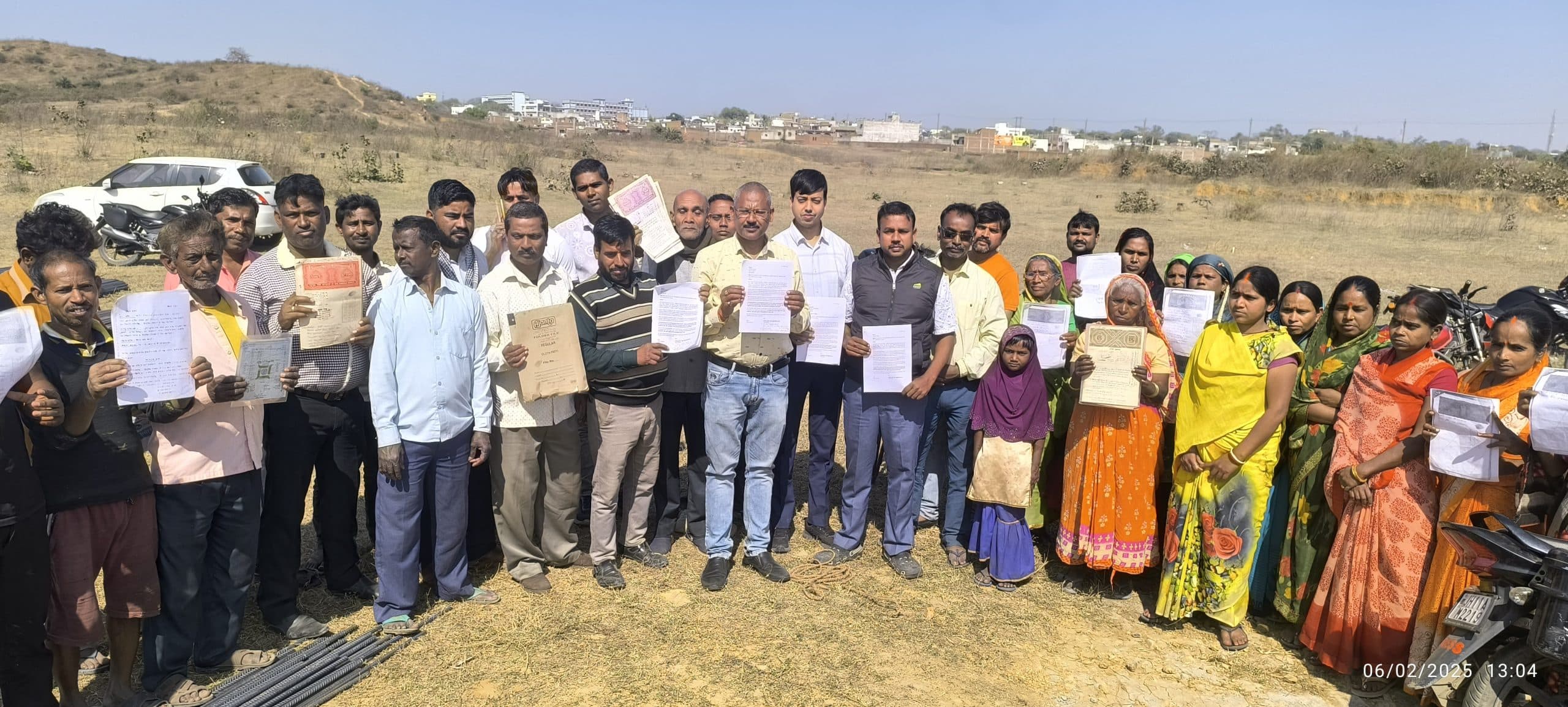 Giridih News :ग्रामीणों की जमीन के बदले मुआवजा देने की मांग
