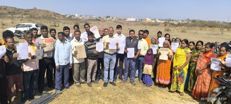 Giridih News :ग्रामीणों की जमीन के बदले मुआवजा देने की मांग