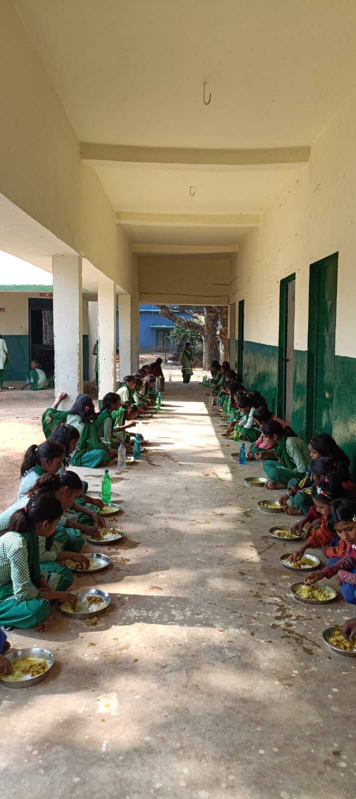 Giridih News :बोरिंग है फेल, बच्चे घर से लाते हैं पानी