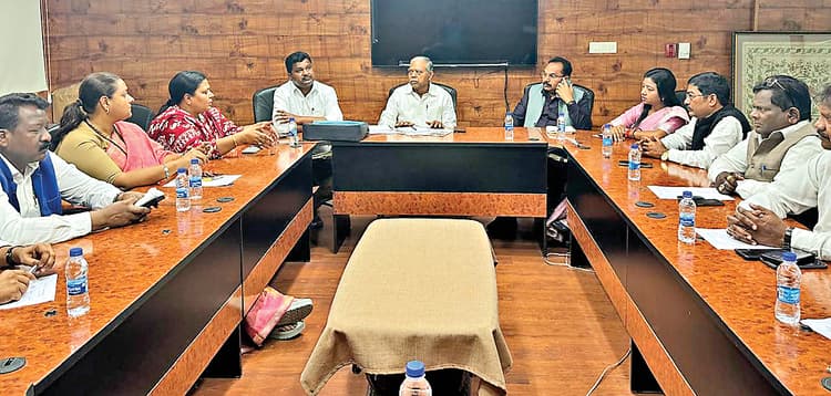 Political news : संगठन और सरकार के बीच समन्वय बनाकर काम करें मंत्री-विधायक : केशव महतो कमलेश
