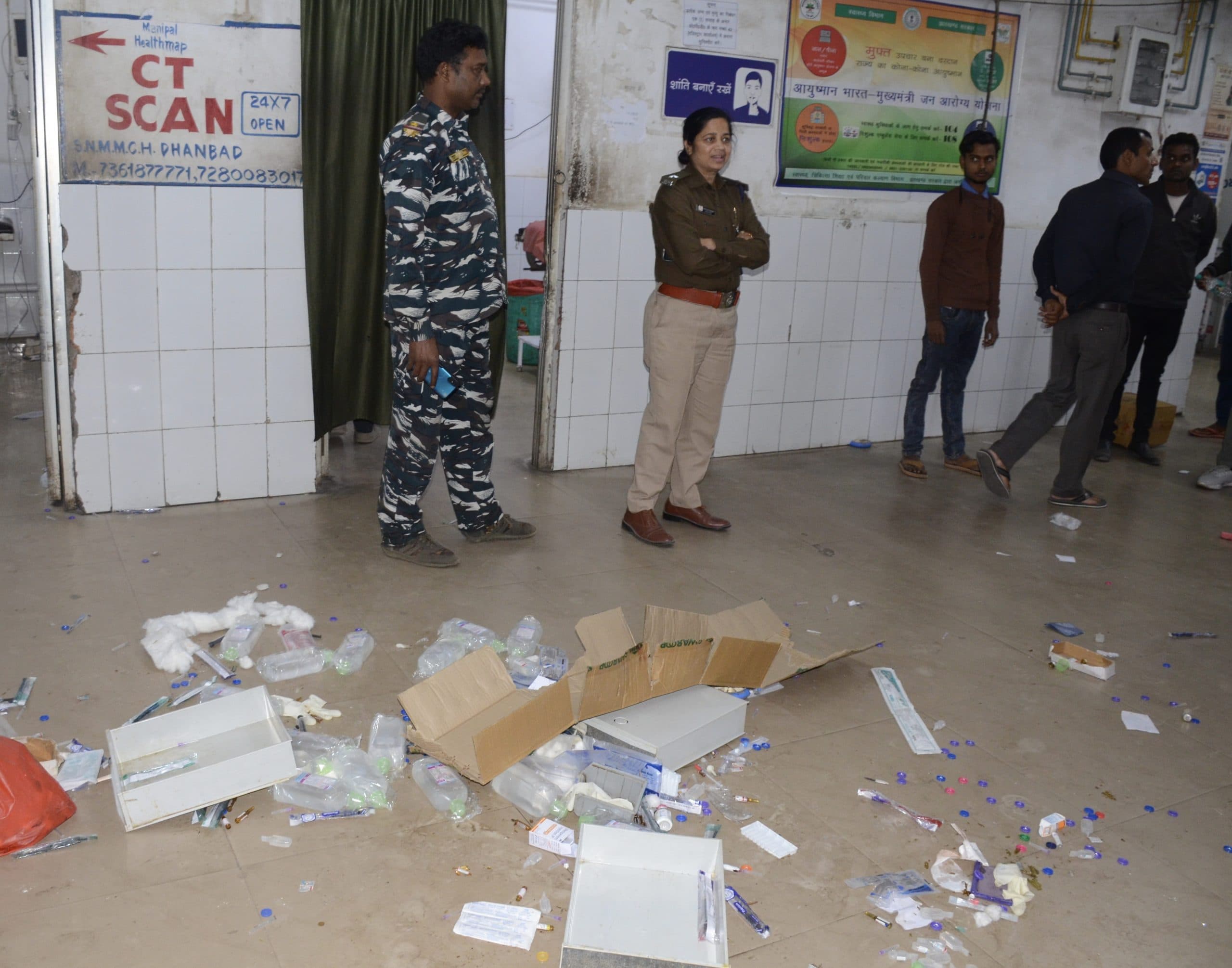 Dhanbad News : मरीज की मौत के बाद एसएनएमएमसीएच में हंगामा, तोड़फोड़