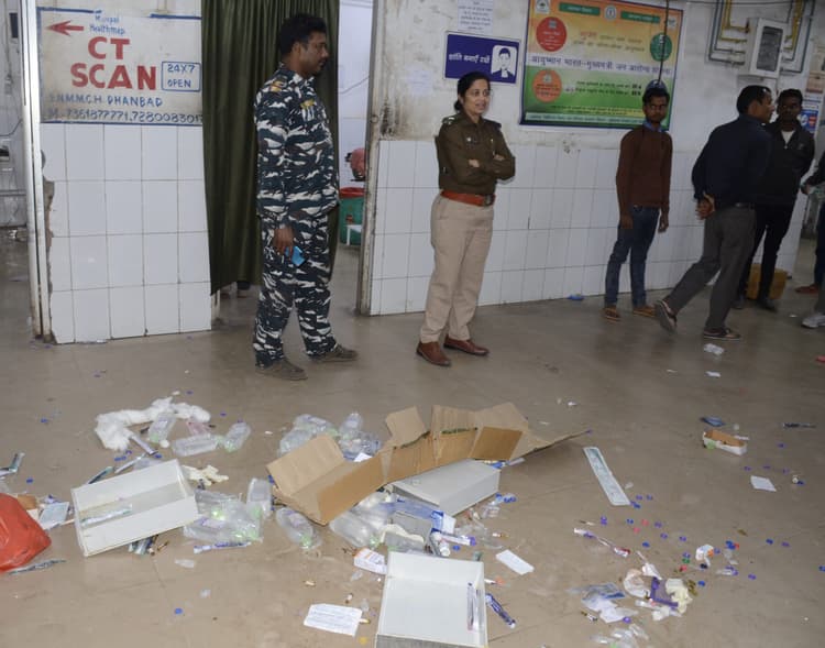 Dhanbad News : मरीज की मौत के बाद एसएनएमएमसीएच में हंगामा, तोड़फोड़