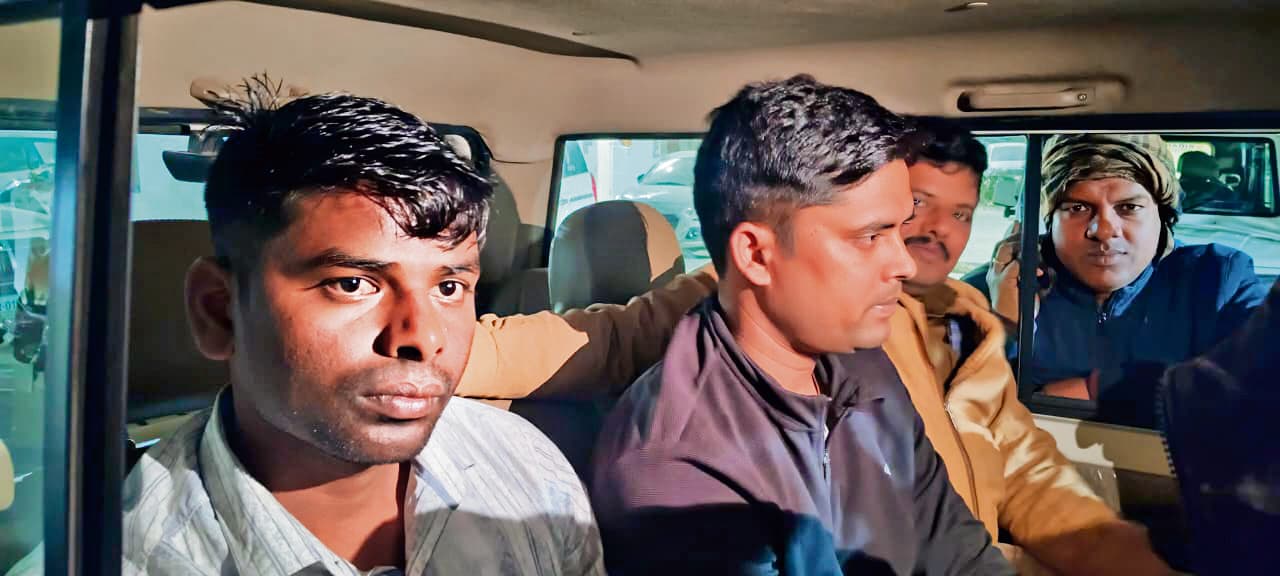 Patna News : रिटायर्ड अभियंता से 50 हजार रुपये रिश्वत लेते रूपसपुर थाने के दो दारोगा गिरफ्तार