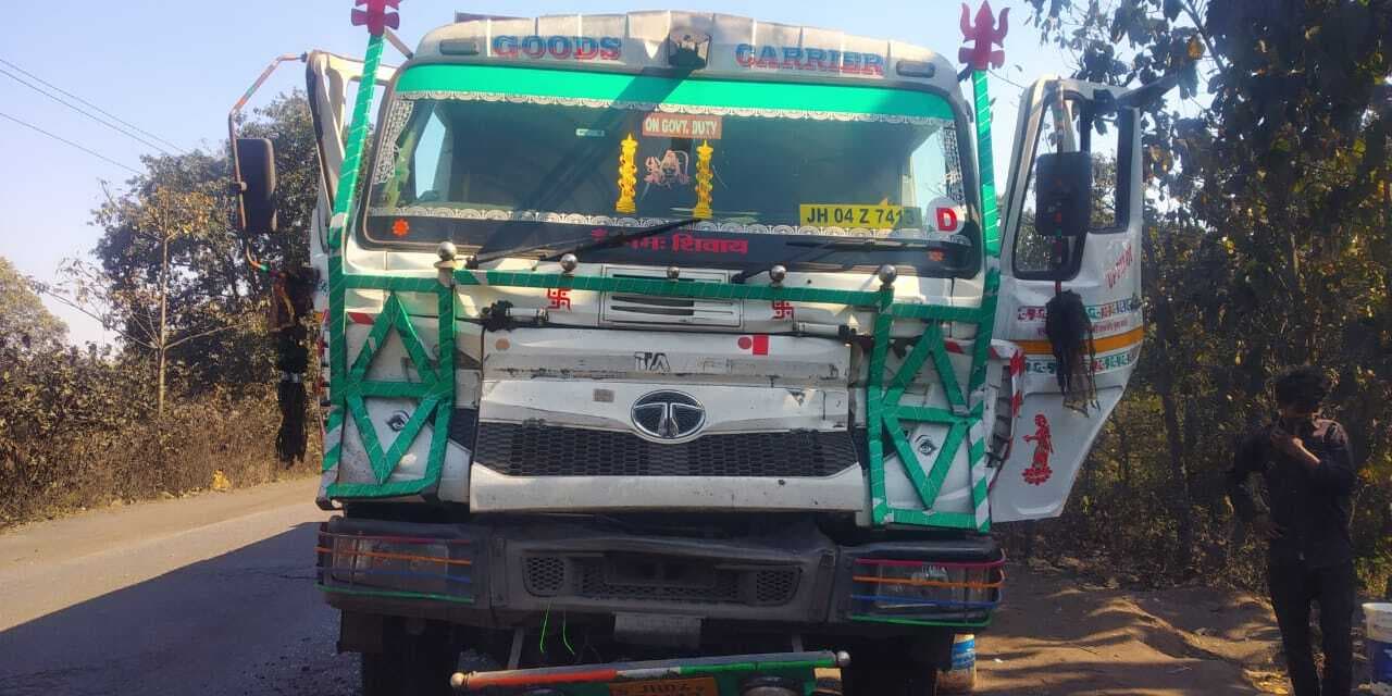 टक्कर से हाइवा का केबिन क्षतिग्रस्त, चालक जख्मी