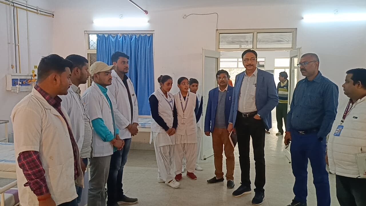 सीएस ने अनुमंडल अस्पताल का किया निरीक्षण, व्यवस्था में सुधार लाने का दिया निर्देश