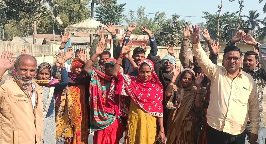 ग्रामीणों ने पंचायत रोजगार सेवक पर जाॅब कार्ड नहीं बनाने का लगाया आरोप