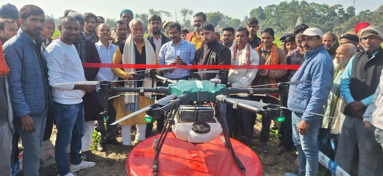 ड्रोन के माध्यम से कीटनाशक और दवाइयों के छिड़काव से किसानों को फायदा: नरेंद्र नारायण यादव