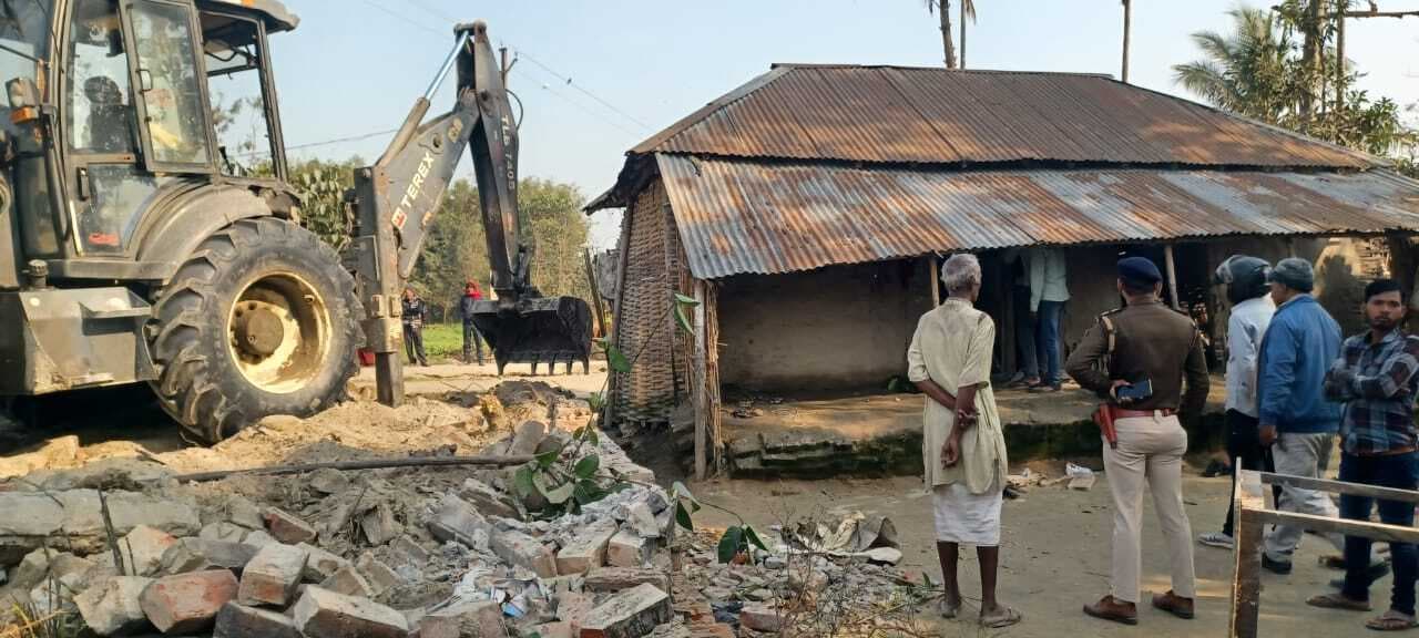 सरकार की ओर से अधिग्रहित जमीन से हटाया गया अतिक्रमण