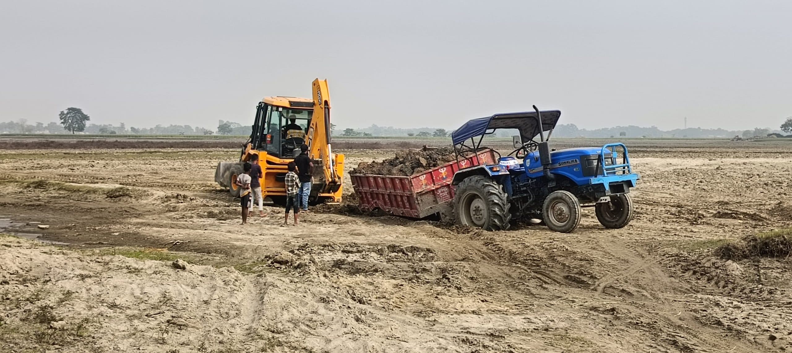 महानंदा किनारे बेरोकटोक जारी है अवैध खनन, विभाग बेखबर