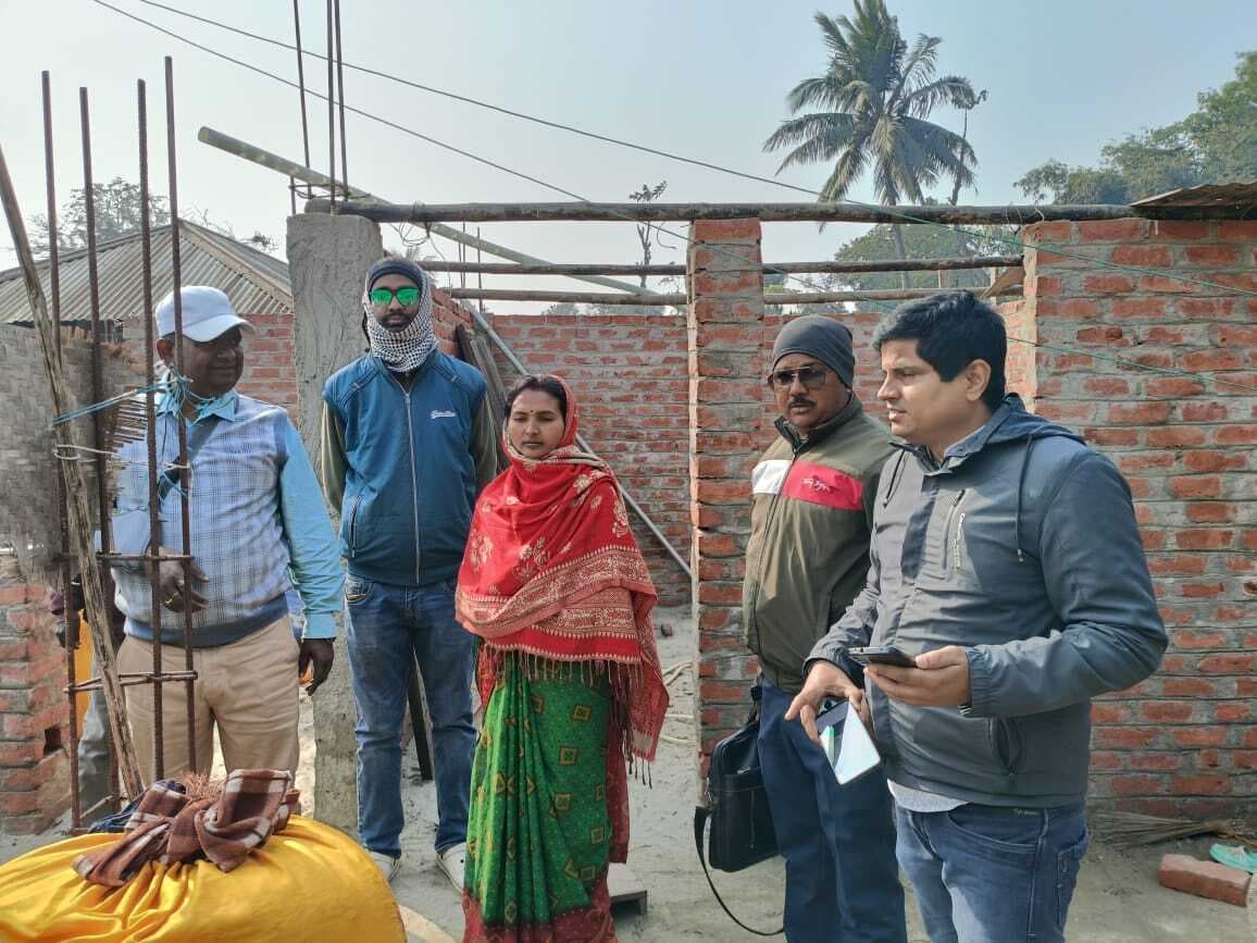 पीएम आवास योजना के तहत चल रहे विशेष सर्वेक्षण कार्य का बीडीओ ने लिया जायजा