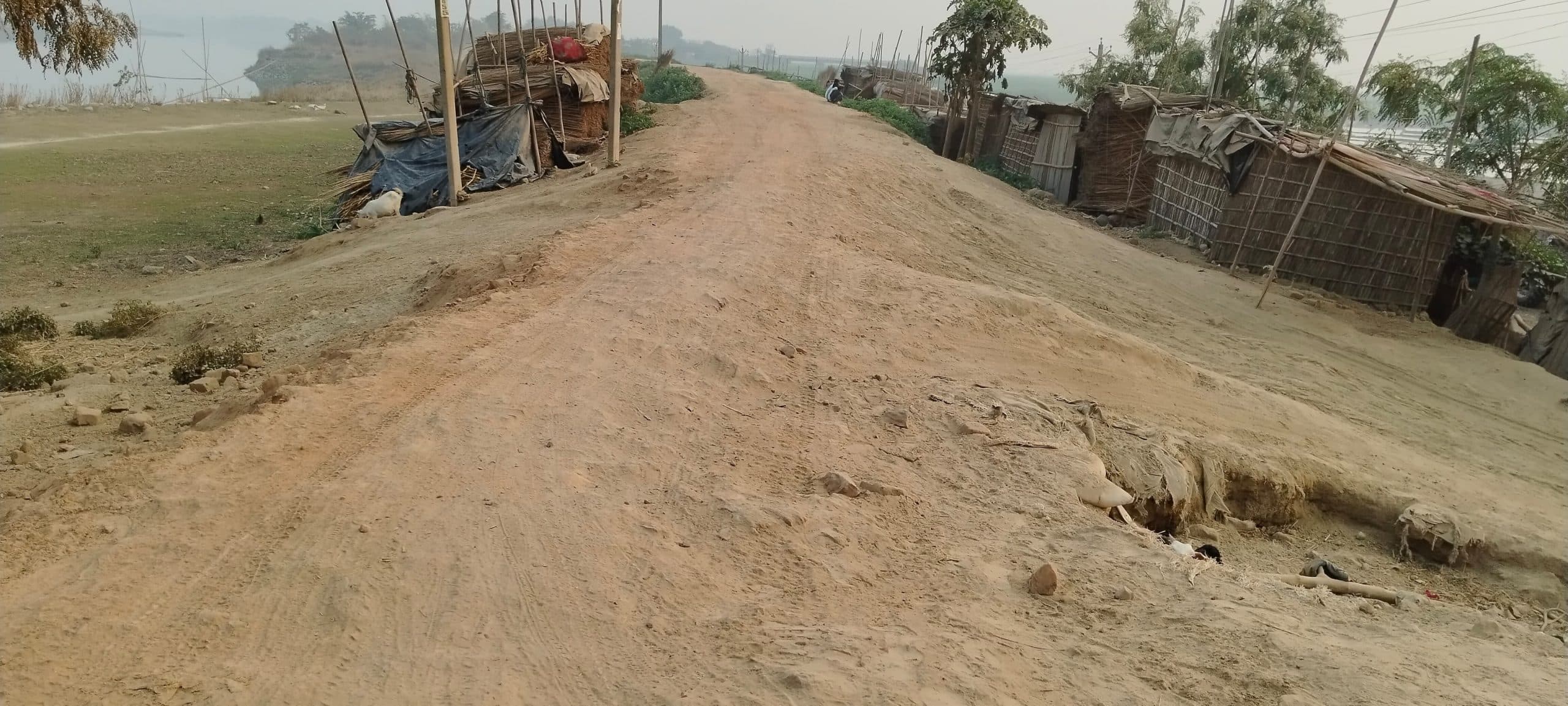 भोलामारी गांव के समीप करीब 400 मीटर में सड़क जर्जर, आवागमन में परेशानी