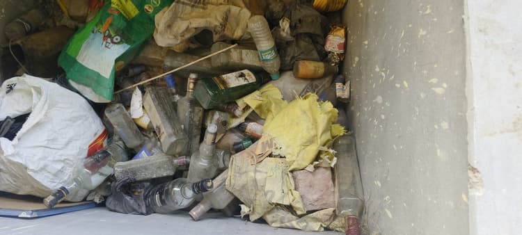 सिमरिया पंचायत के कचरा प्रबंधन गृह में मिली शराब की खाली बोतलें