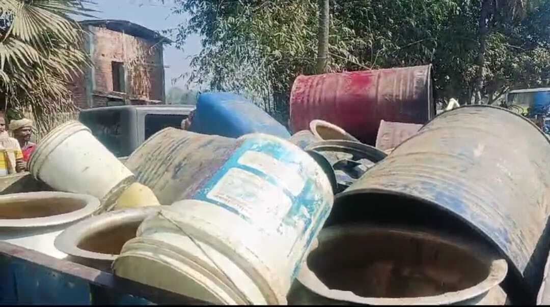 लाठी डंडे से लैस होकर महिलाओं ने शराब कारोबारियों के अड्डे पर बोला धावा