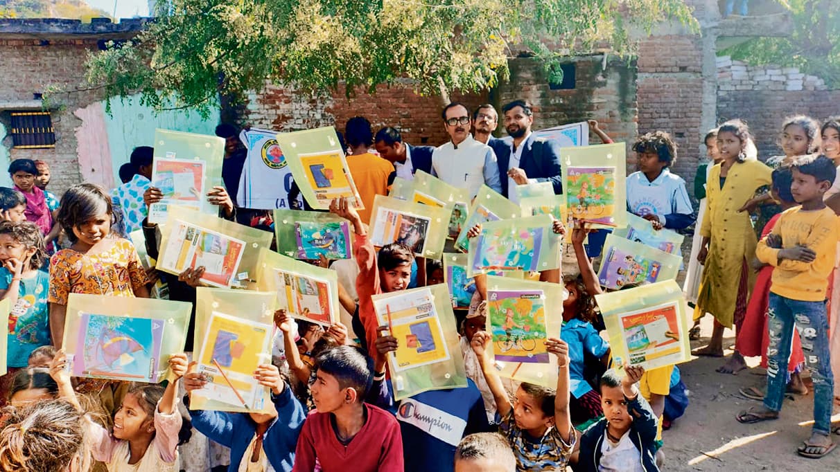 Gaya News : मलिन बस्तियों के बच्चों को स्कूल जाने के लिए किया प्रेरित