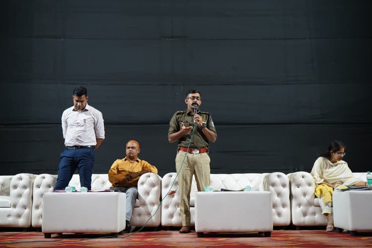 Jamshedpur News : 10वीं बोर्ड व इंटर की परीक्षा 11 फरवरी से 3 मार्च तक, जिले के 47,636 परीक्षार्थी होंगे शामिल, जानिये क्या ले जाना है प्रतिबंधित