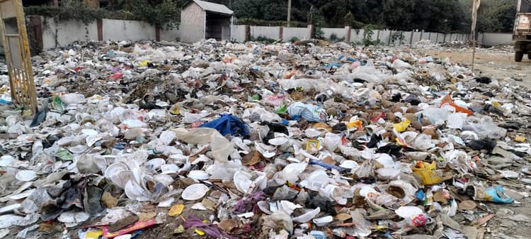 कोढ़ा विद्यालय के पास कचरे का लगा अंबार, छात्र-छात्राएं परेशान