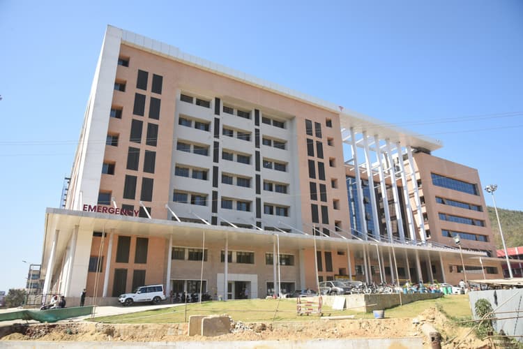 Jamshedpur news. एमजीएम के नये अस्पताल में पहुंचा सामान, जल्द शुरू करने की तैयारी