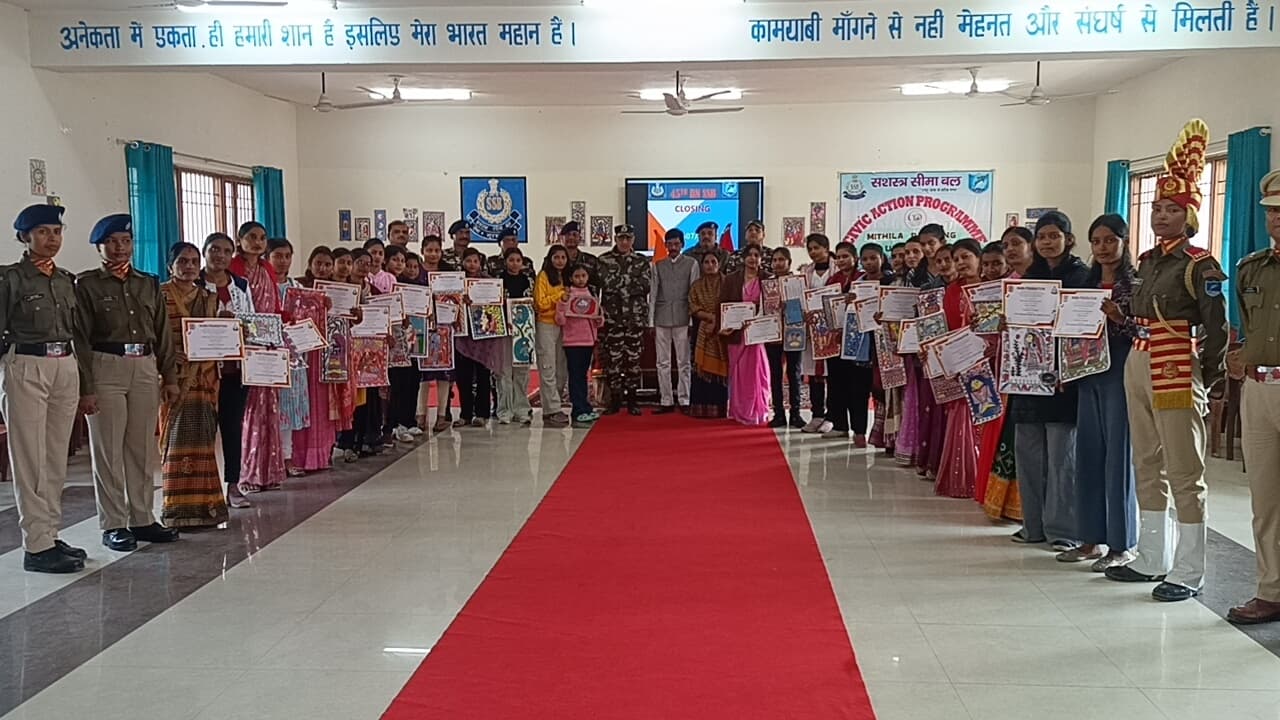 21 दिवसीय मिथिला पेंटिंग कोर्स का हुआ समापन, युवती व महिलाओं को डीआईजी ने दिये प्रमाण पत्र