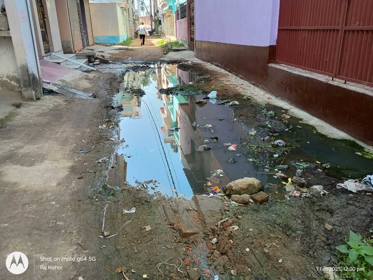 अनाथालय रोड लीची बगान मुहल्ले की सड़क बदहाल, लोग परेशान