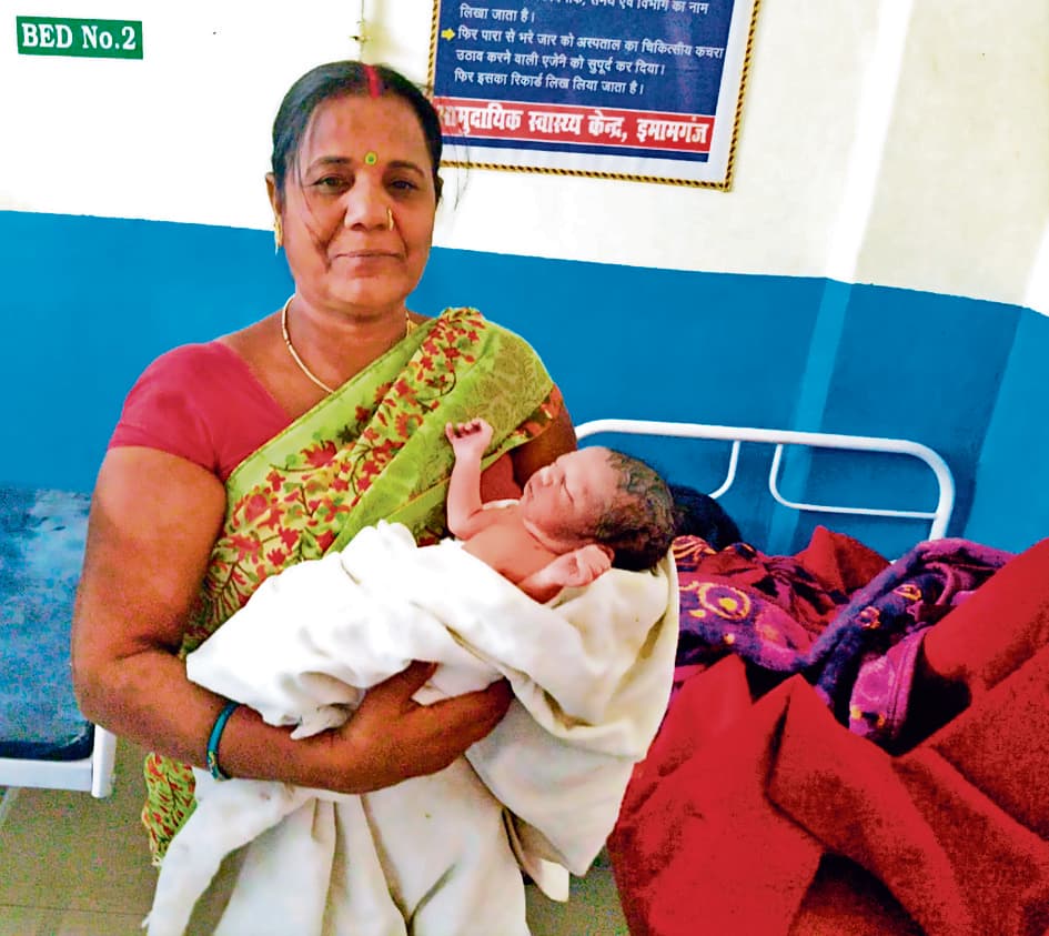 Gaya News : विक्षिप्त महिला ने बधार में दिया बच्चे को जन्म
